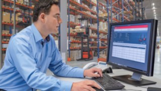 Flottenmanager nutzt Flottenmanagementsystem connect:desk von Linde Material Handling Flottenmanager nutzt das Flottenmanagementsystem connect:desk von Linde Material Handling am PC.